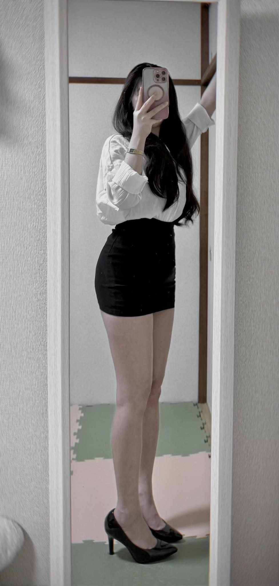 Ảnh gái xinh che mặt bằng điện thoại có vòng 1 căng tròn