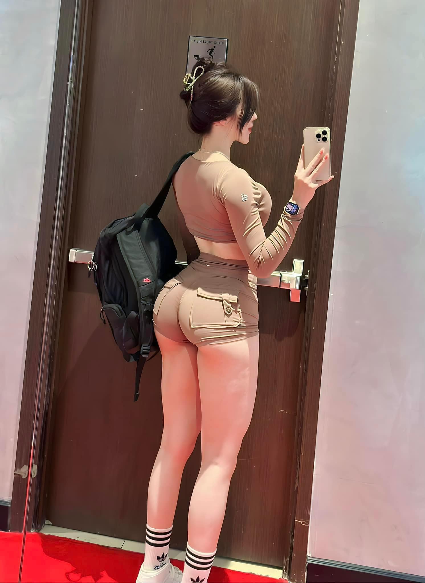 Ảnh gái xinh che mặt bằng điện thoại ấn tượng đẹp nhất 2025