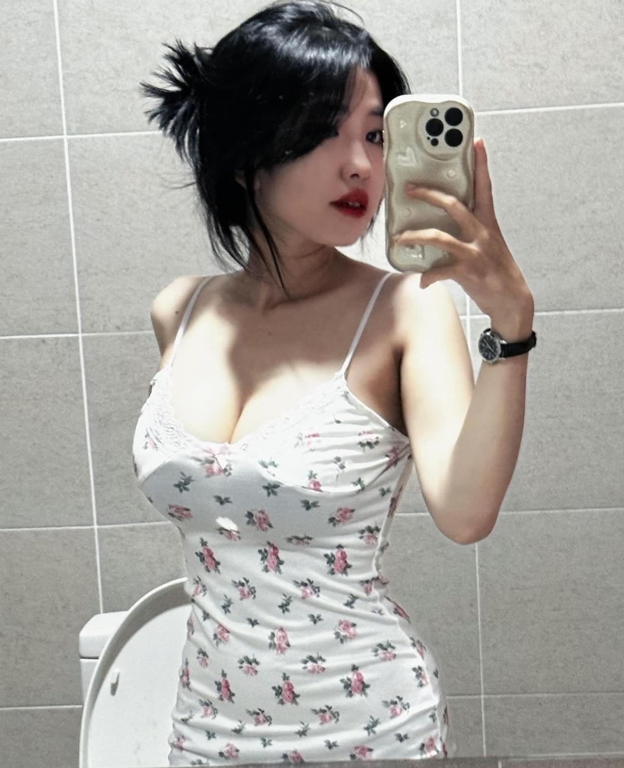 Ảnh gái xinh che mặt bằng điện thoại