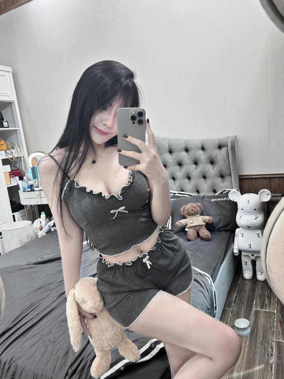 Bức ảnh gái xinh che mặt bằng điện thoại