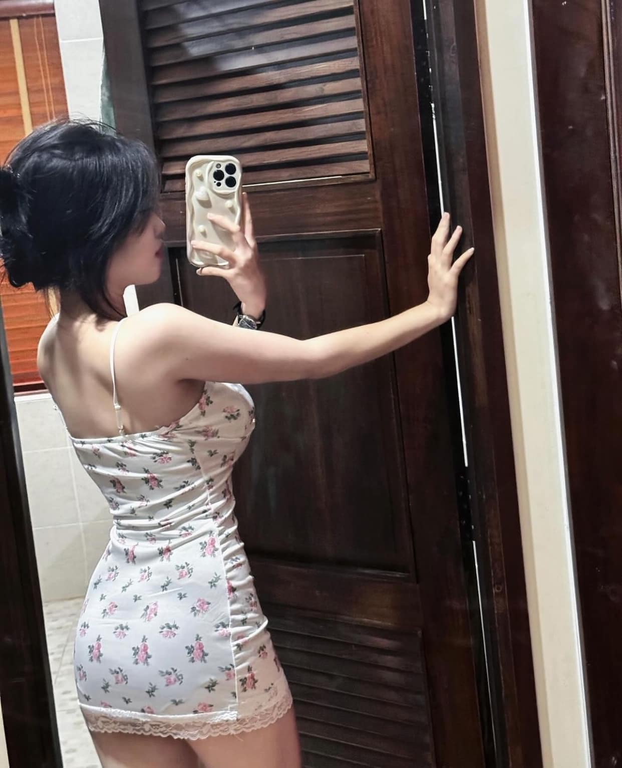 Ảnh gái xinh selfie che mặt