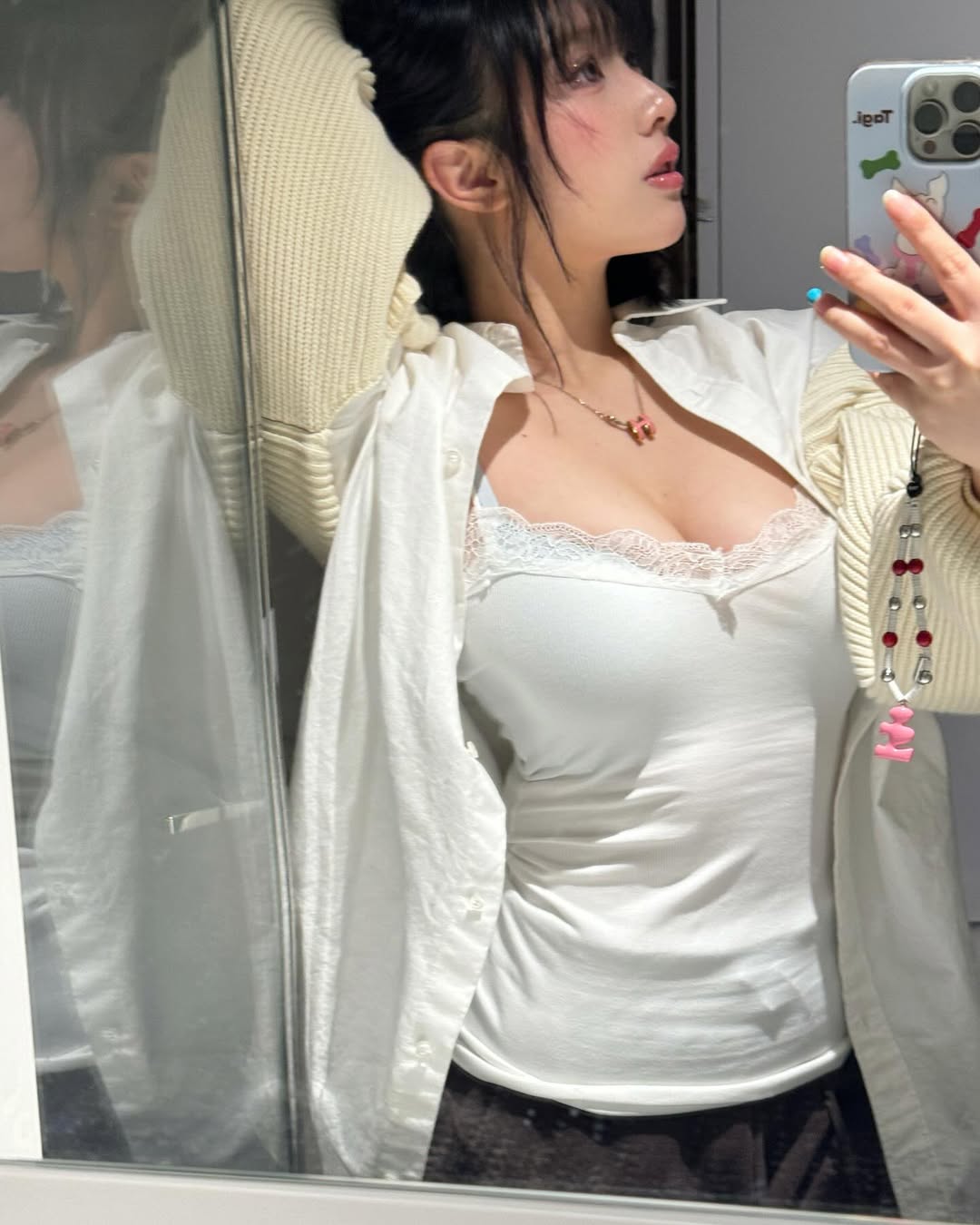 Tạo dáng trước gương che mặt