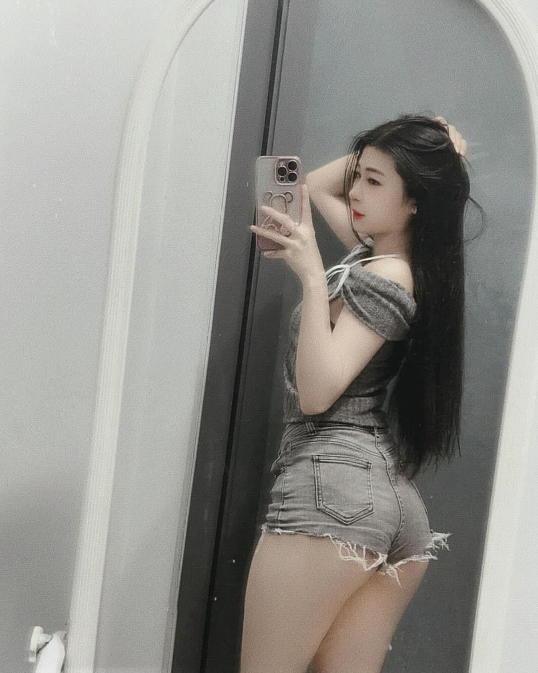 Ảnh gái xinh cầm điện thoại che mặt