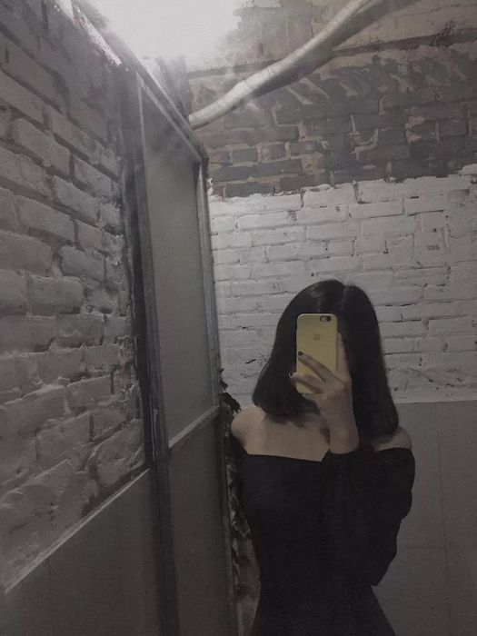 Bức tranh gái xinh che mặt tạo dáng