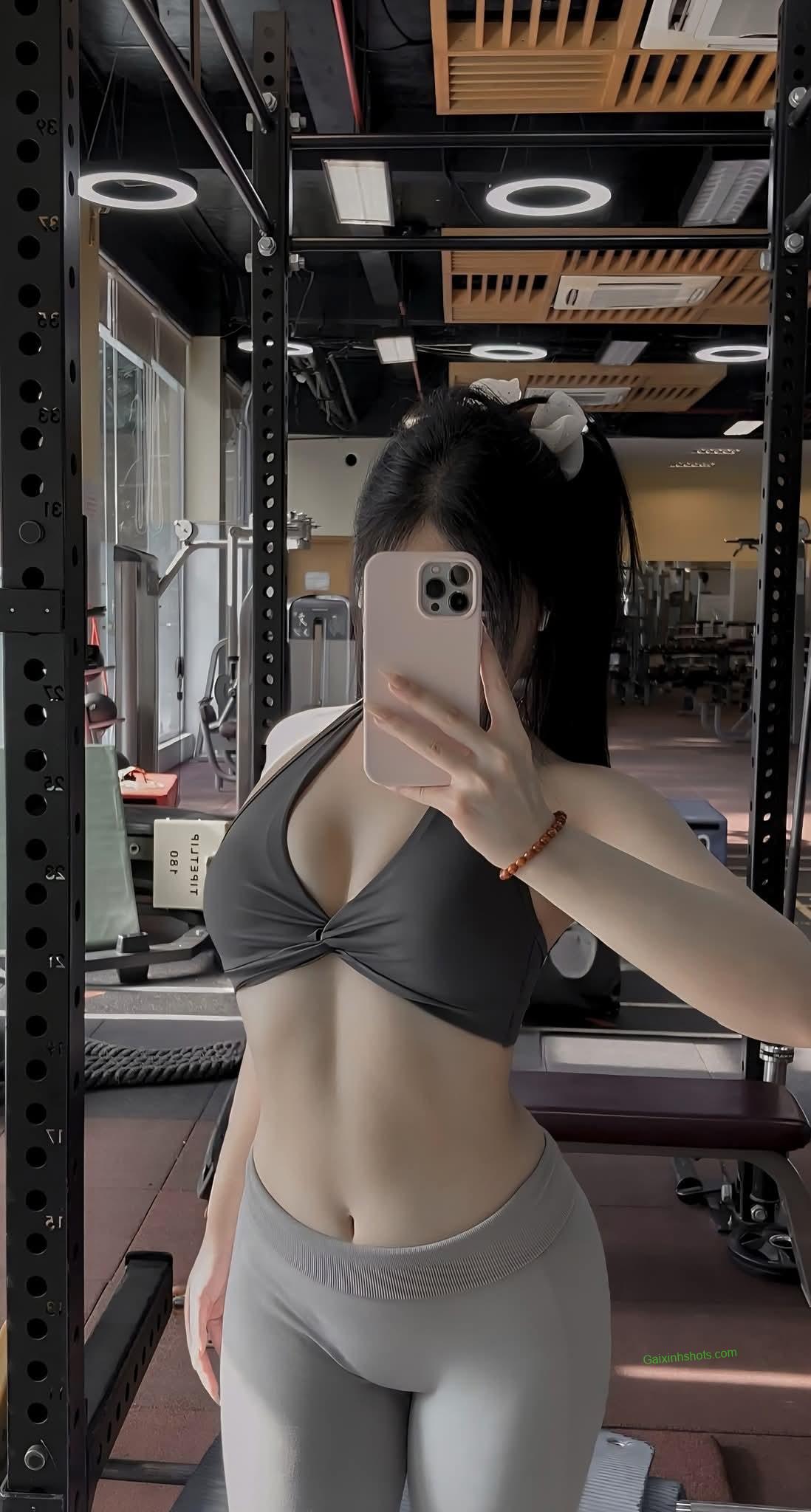 Ảnh gái đẹp che mặt bằng điện thoại