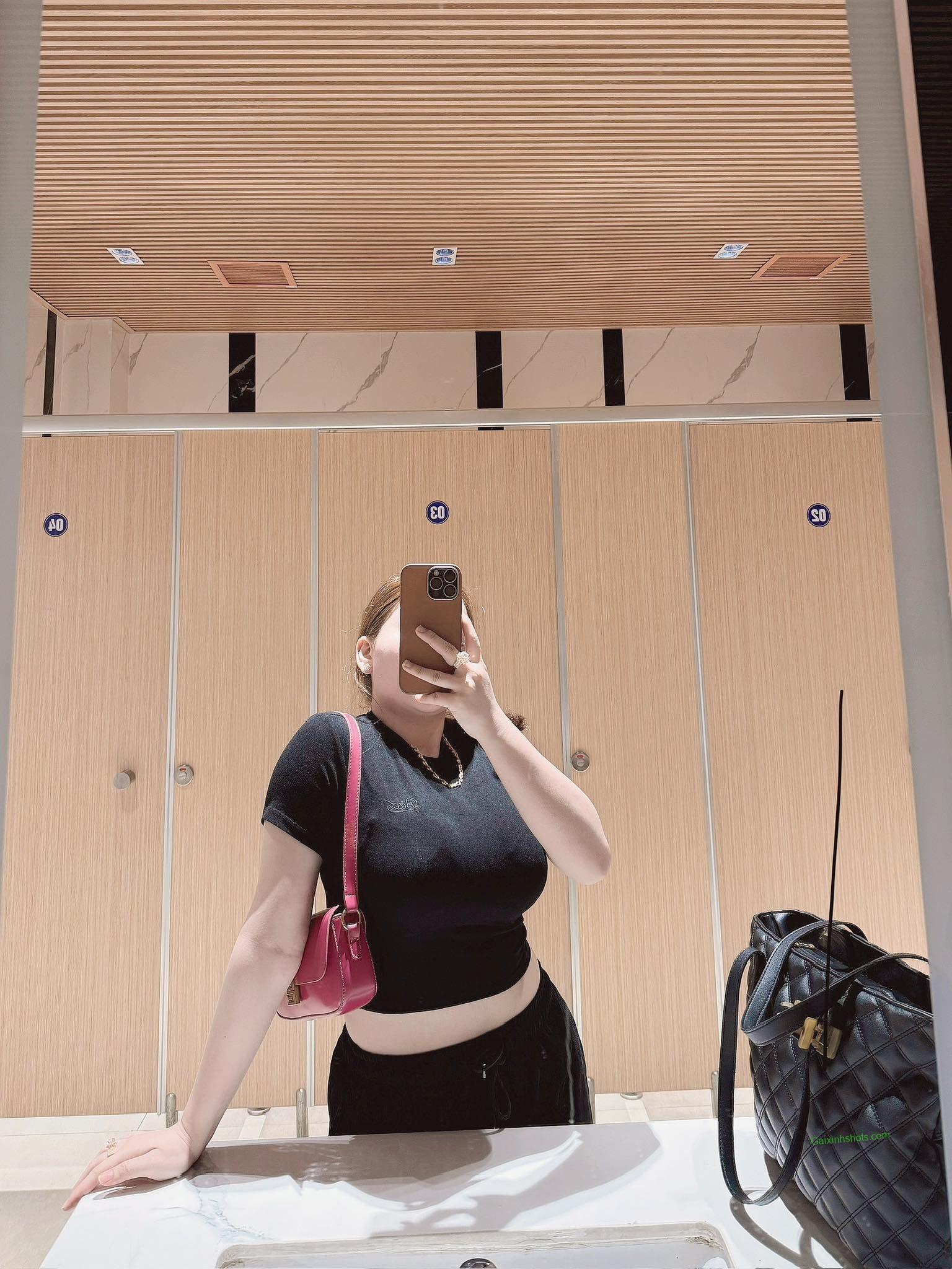 Ảnh chụp trước gương che mặt nữ đẹp, cá tính