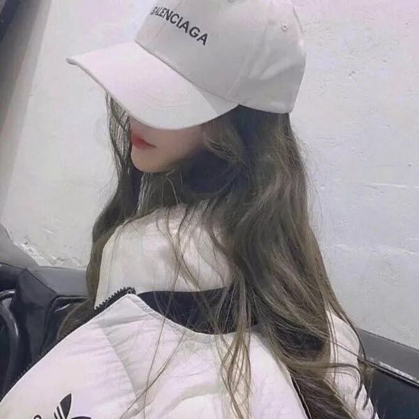 Bức tranh gái xinh che mặt với mũ