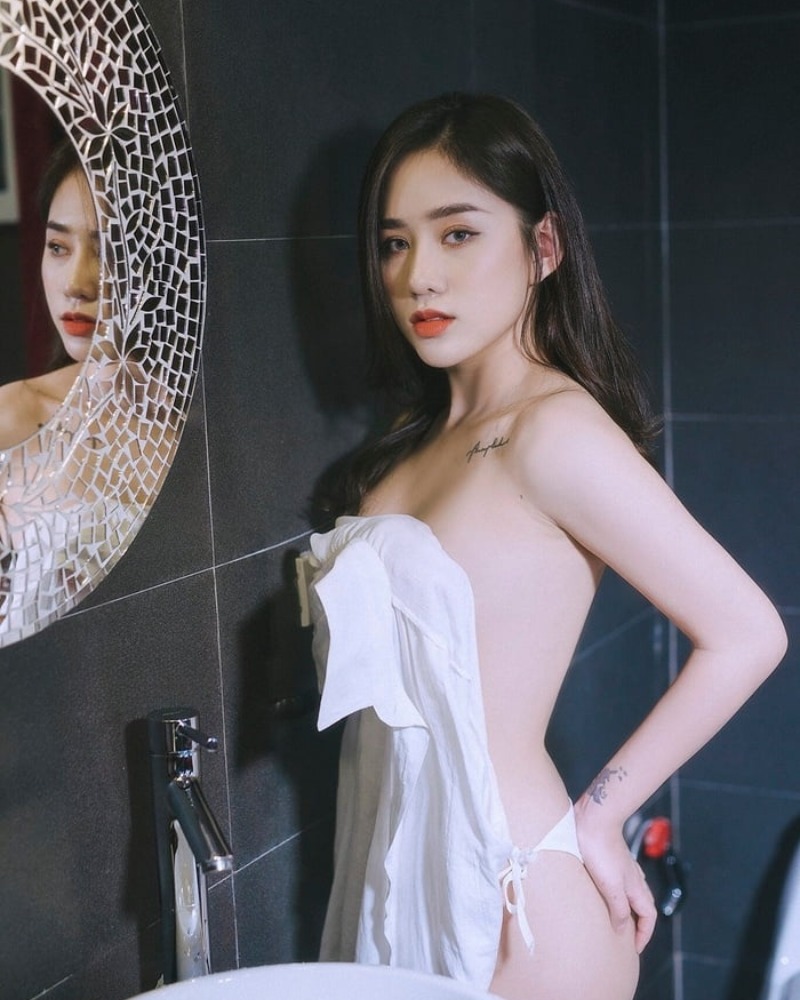 Ảnh gái xinh khoả thân trước gương nhìn cực hấp dẫn