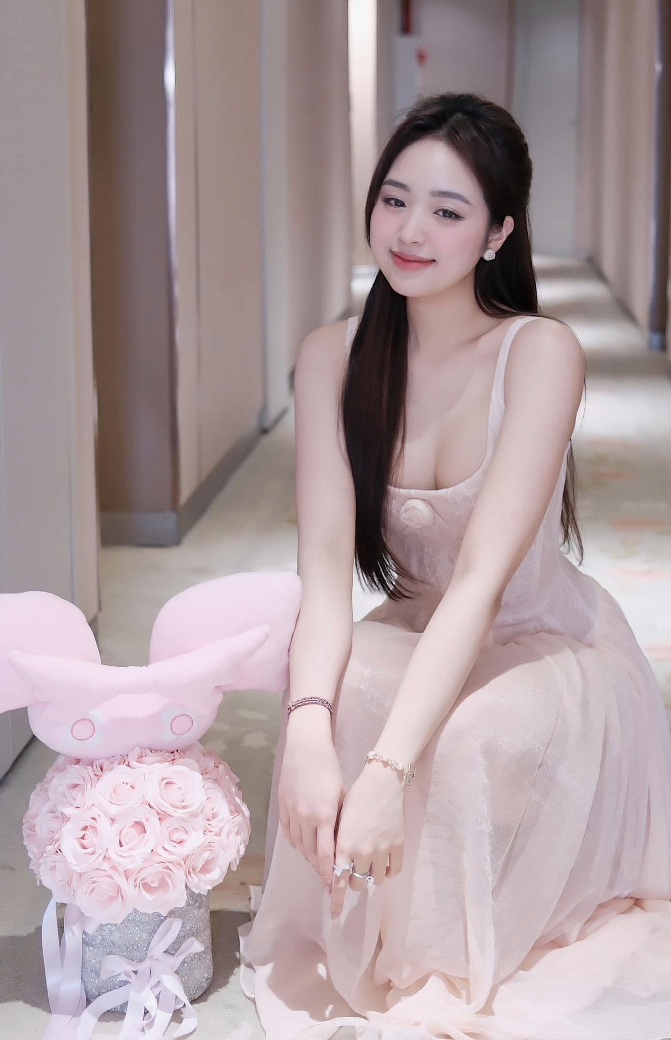 Ảnh girl xinh đi dạo phố thu hút sự chú ý với sự tự tin và duyên dáng