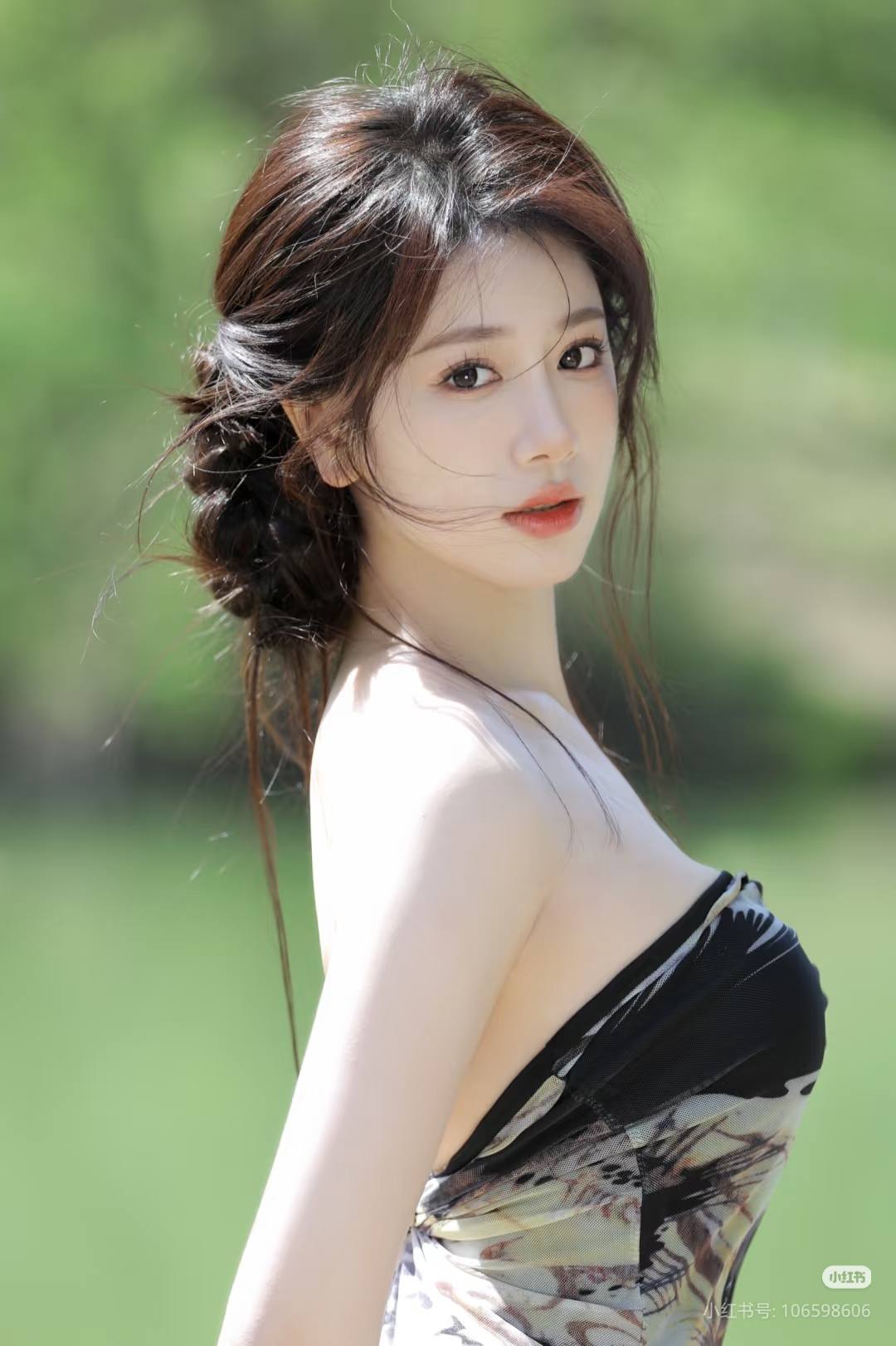 Ảnh cô gái cute với gương mặt khả ái, nụ cười duyên