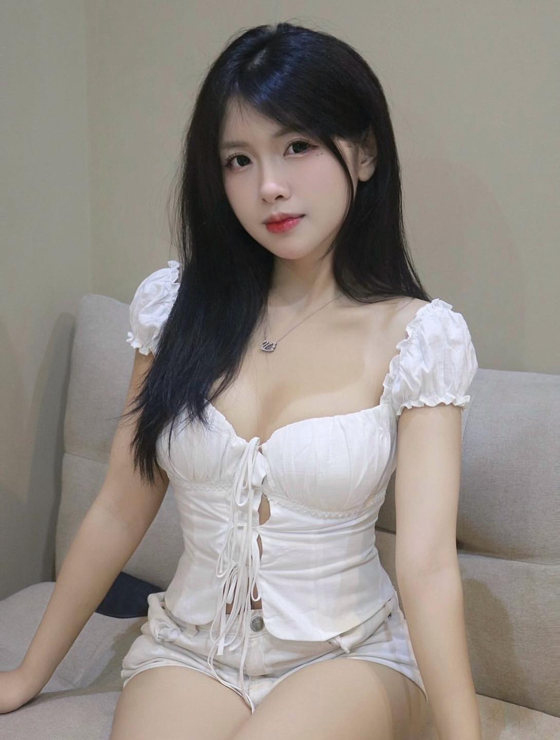 Ảnh gái xinh với phong cách thời trang tinh tế, hiện đại