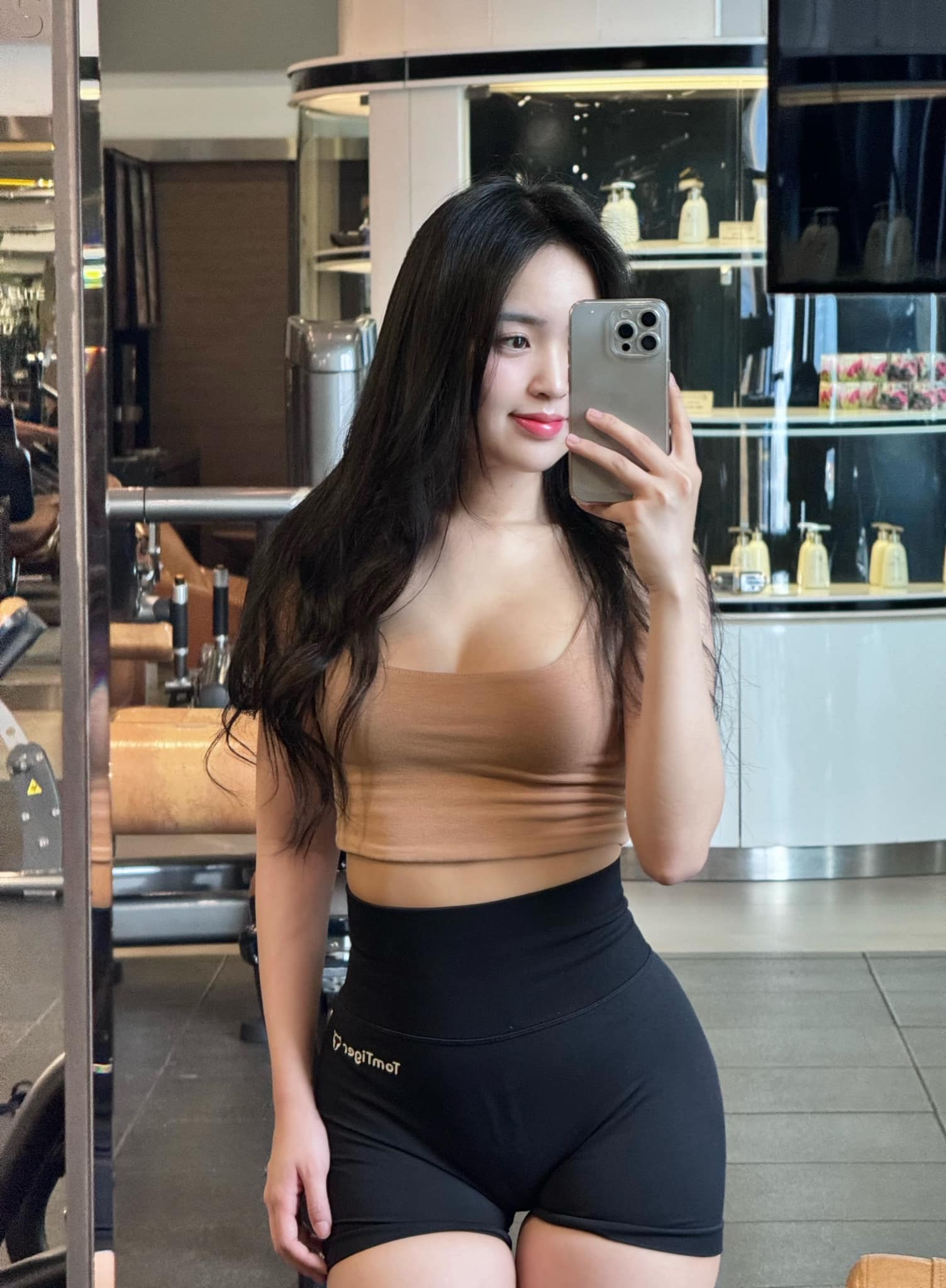 Ảnh gái cực xinh 18+, đầy tự tin với vẻ ngoài cuốn hút và hấp dẫn