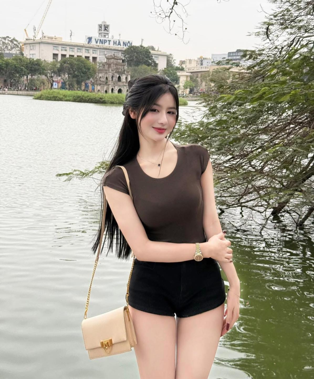 Ảnh girl xinh tỏa sáng với sự thanh thoát và duyên dáng