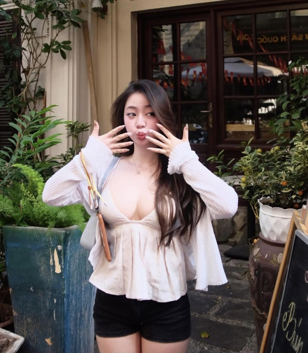 Ảnh nữ sinh cươi tươi duyên dáng với chiếc áo thướt tha