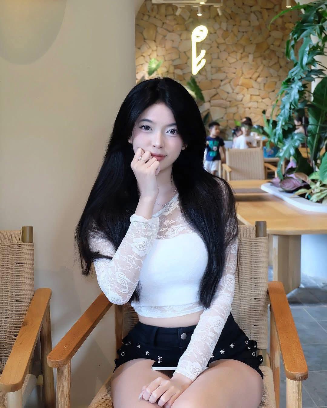 Hình ảnh hotgirl cười cá tính, cool ngầu