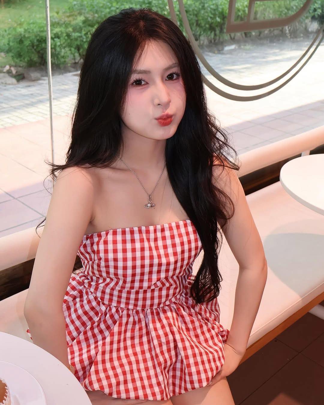 Hình gái đẹp hồn nhiên nhí nhảnh mỉm cười tạo dáng