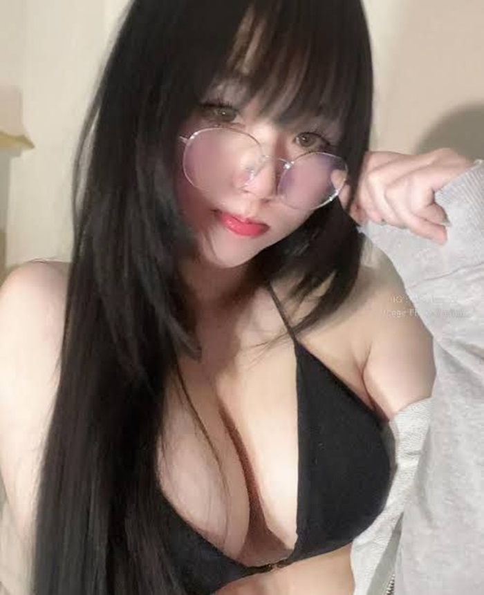 Ảnh gái xinh đeo kính, quyến rũ và cuốn hút với phong cách trẻ trung