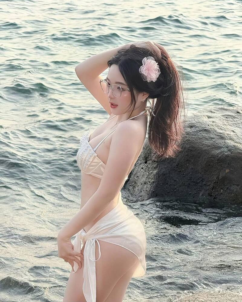 Ảnh Gái Xinh Đeo Kính Khiến Trái Tim Tan Chảy