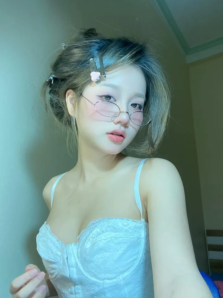 Hình Ảnh Gái Xinh Đeo Kính Cực Đẹp, Cực Dễ Thương