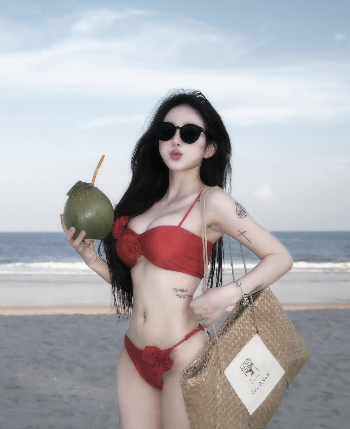 Ảnh gái đẹp tóc dài đeo kính sang trọng