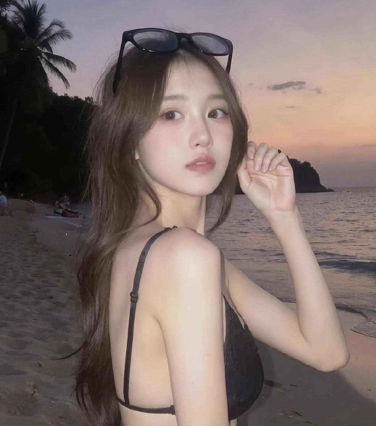 Hình gái xinh đeo mắt kính tóc dài