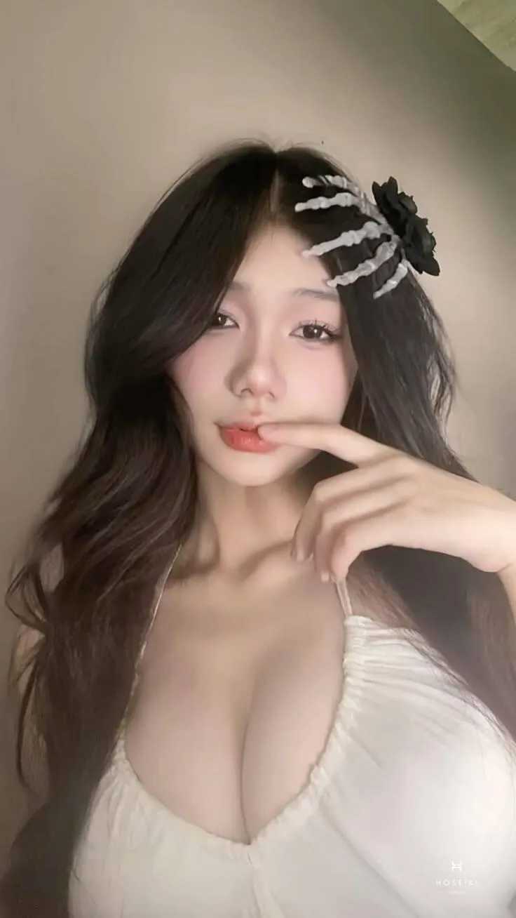 Ảnh em gái xinh xắn với vòng một siêu khó thở 