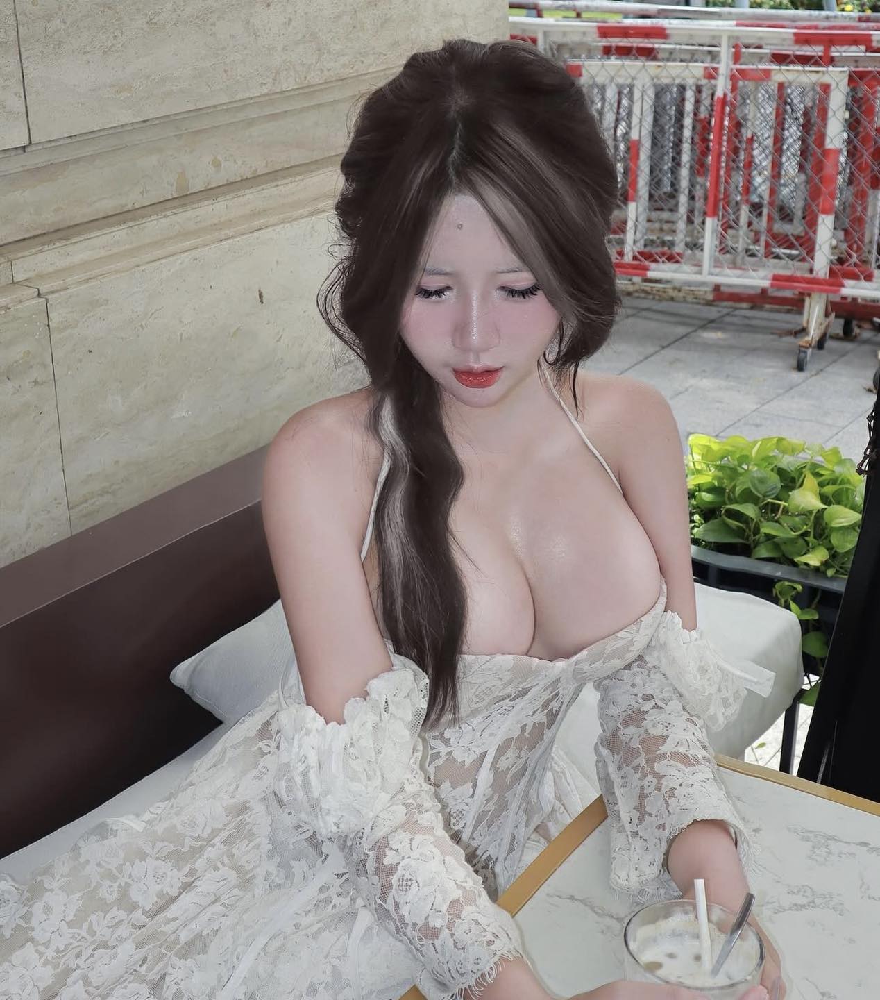 Ảnh em gái cute với vòng một cực khủng 