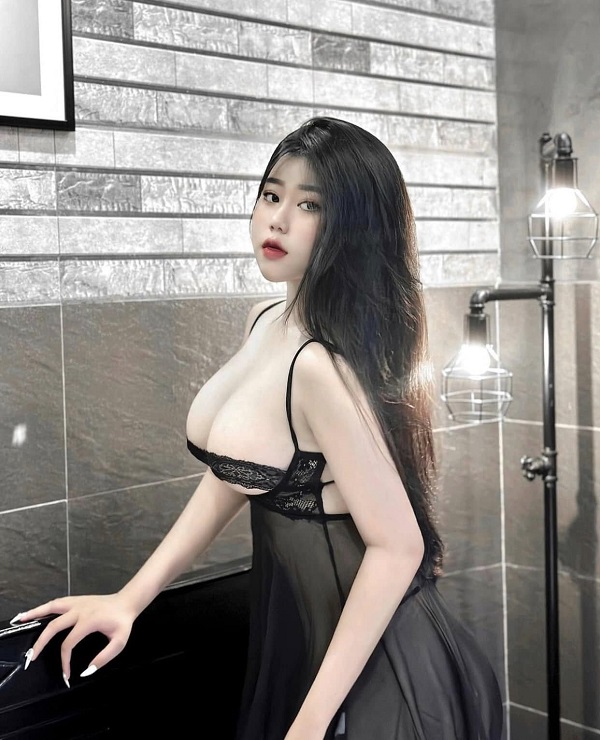 Ảnh gái xinh vú to mặc bikini siêu mỏng lộ hàng cực múp