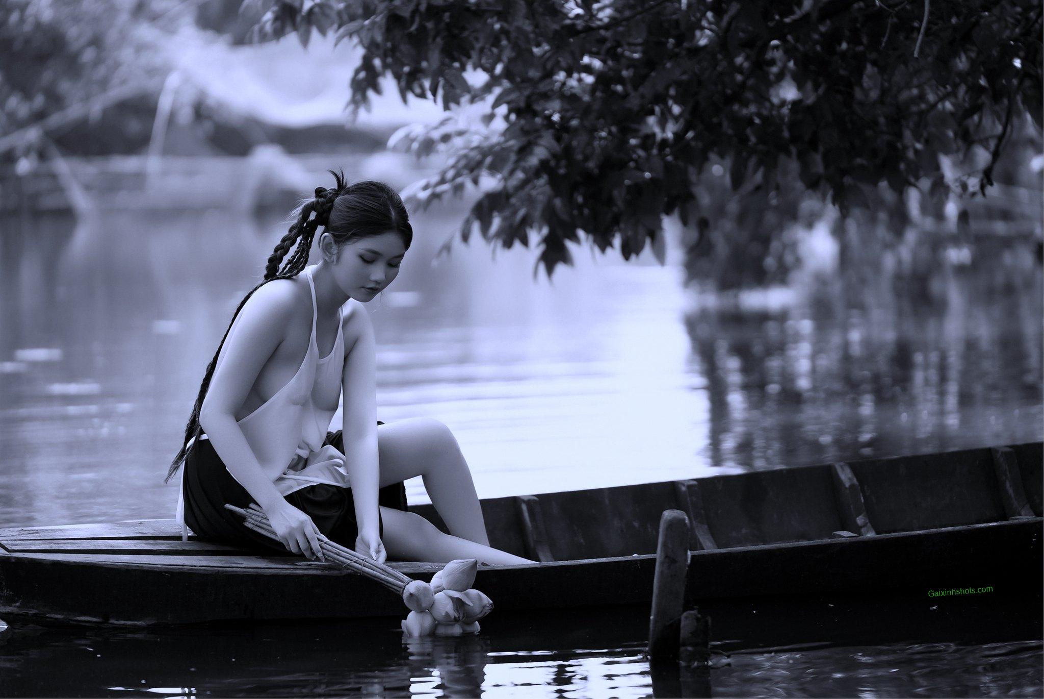 Ảnh hotgirl mặc áo yếm thiếu vải trên bờ sông cực hấp dẫn