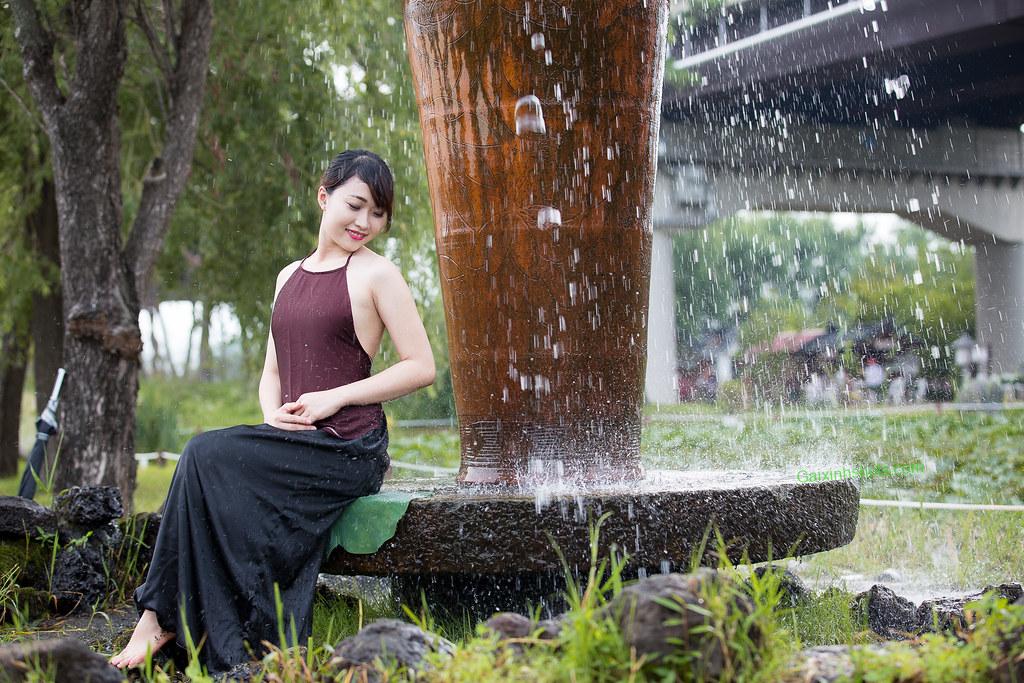 Hình gái đẹp mặc áo yếm thiếu vải hở lưng nuột nà