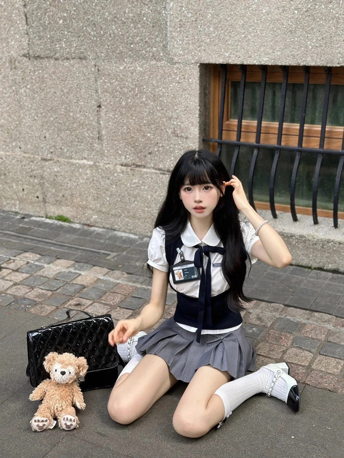 Tự tin sải bước trong váy body ngắn