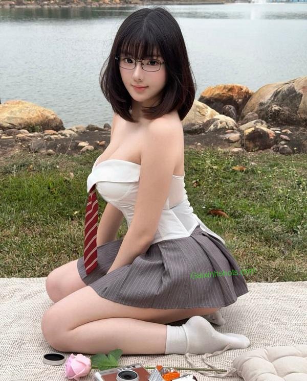 Nét mỏng manh với váy trắng mát