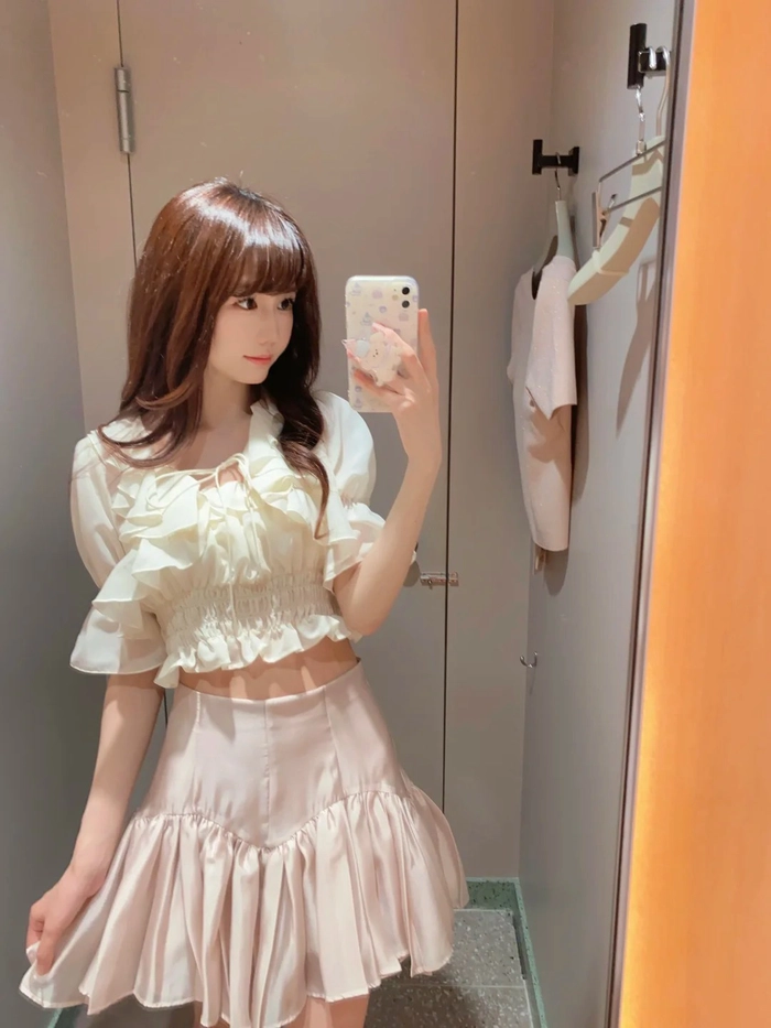 Ảnh gái xinh chọn váy ngắn như chọn chính mình