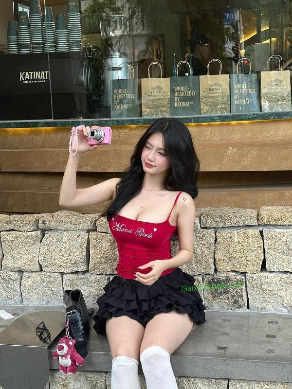 Ảnh gái xinh mặc váy ngắn đi cafe