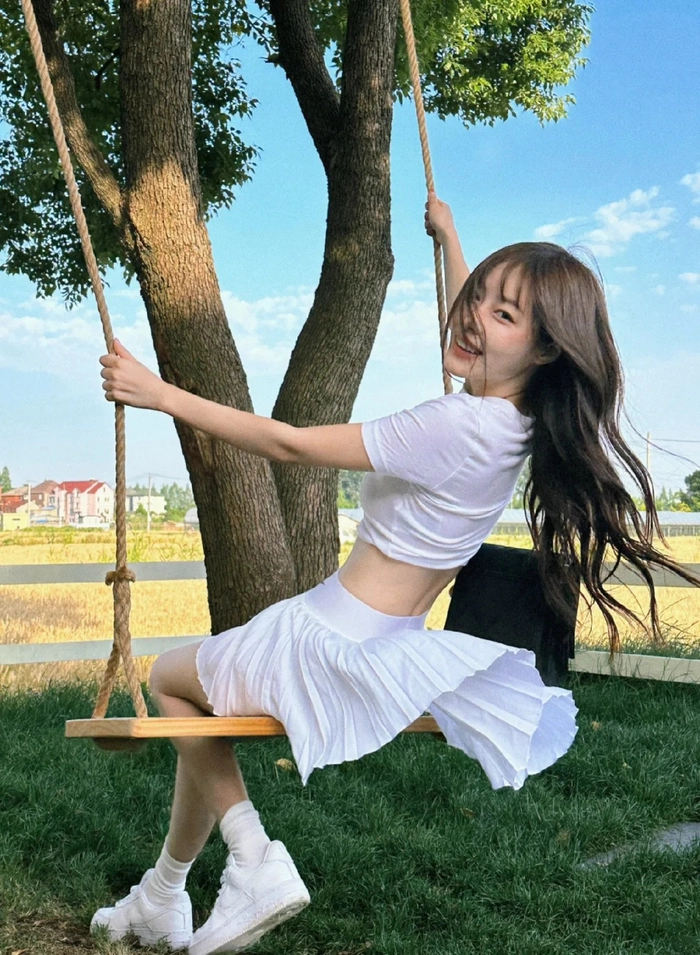 Váy trắng tầng kết hợp áo ba lỗ trắng