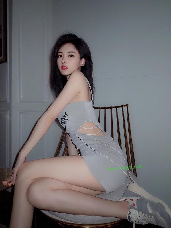 Hình gái xinh mặc váy ngắn xếp ly màu trắng