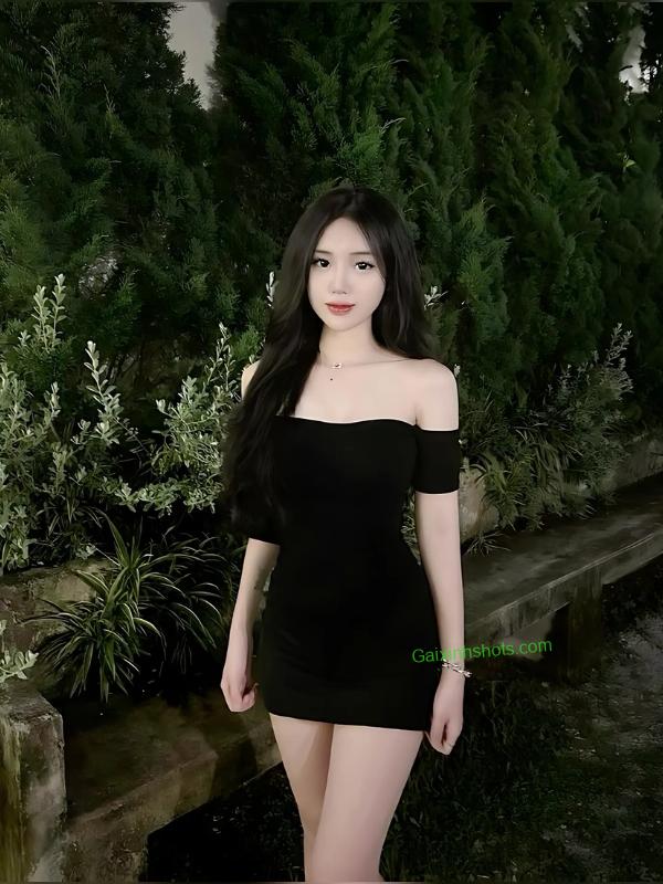 Ảnh gái xinh mặc váy ngắn dạo phố