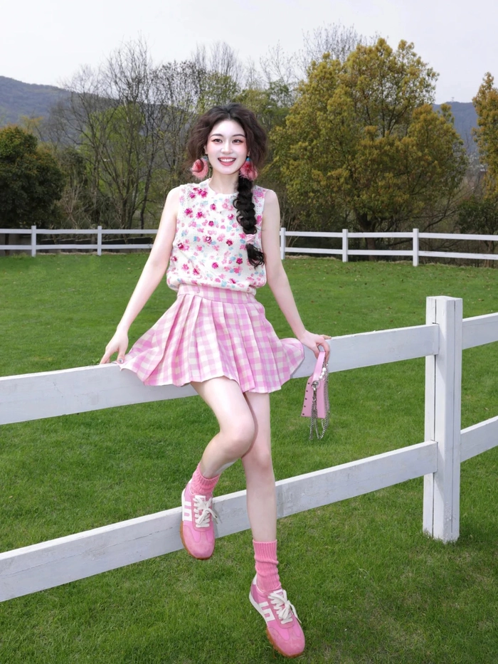 Ảnh gái xinh Trung Quốc váy ngắn cổ điển