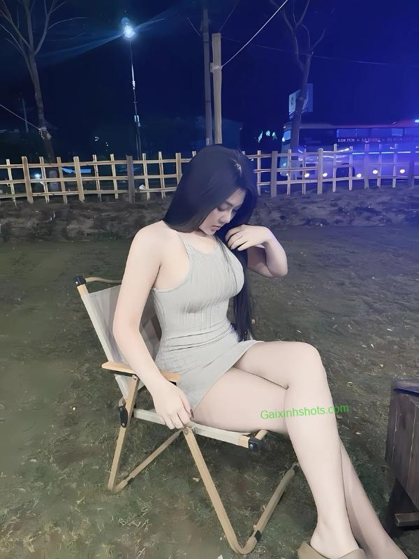 Hình gái xinh mặc váy ngắn mông to gợi cảm