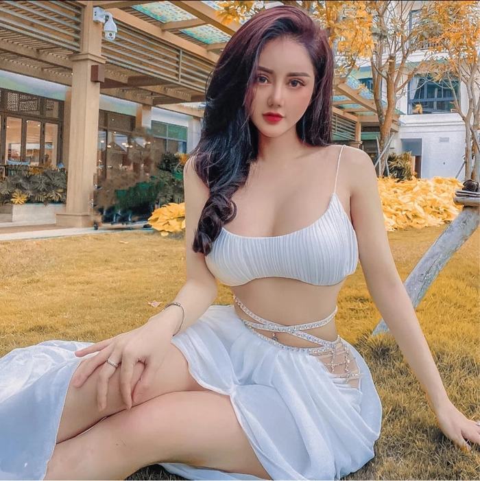 Ảnh gái xinh mặc váy ngắn màu trắng thần thái