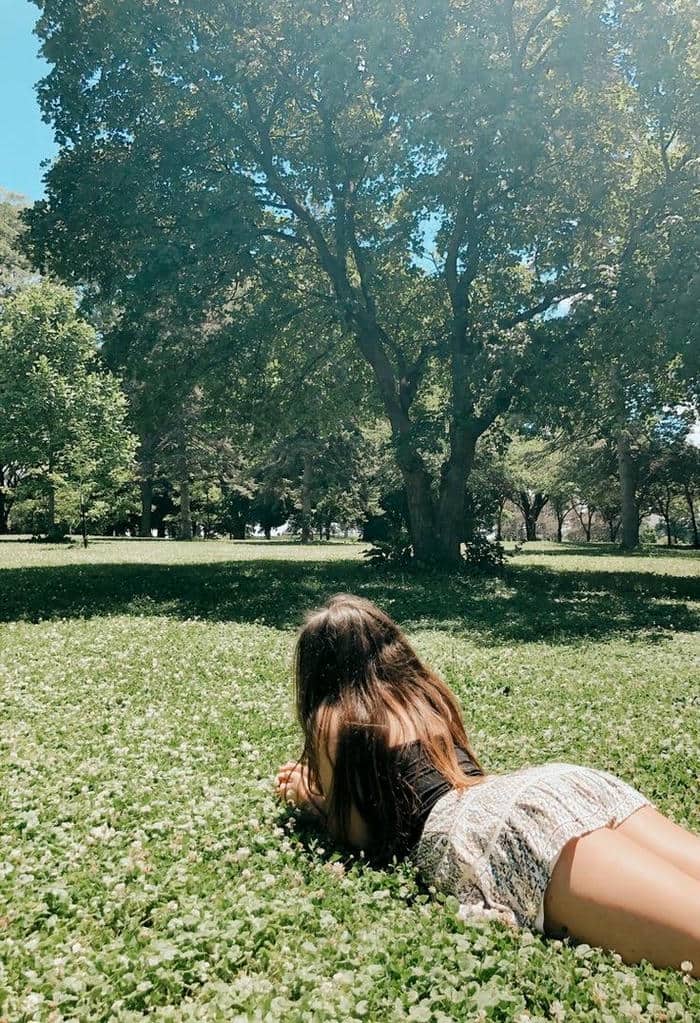 Hình ảnh gái xinh show mông to trên bãi cỏ cực hấp dẫn