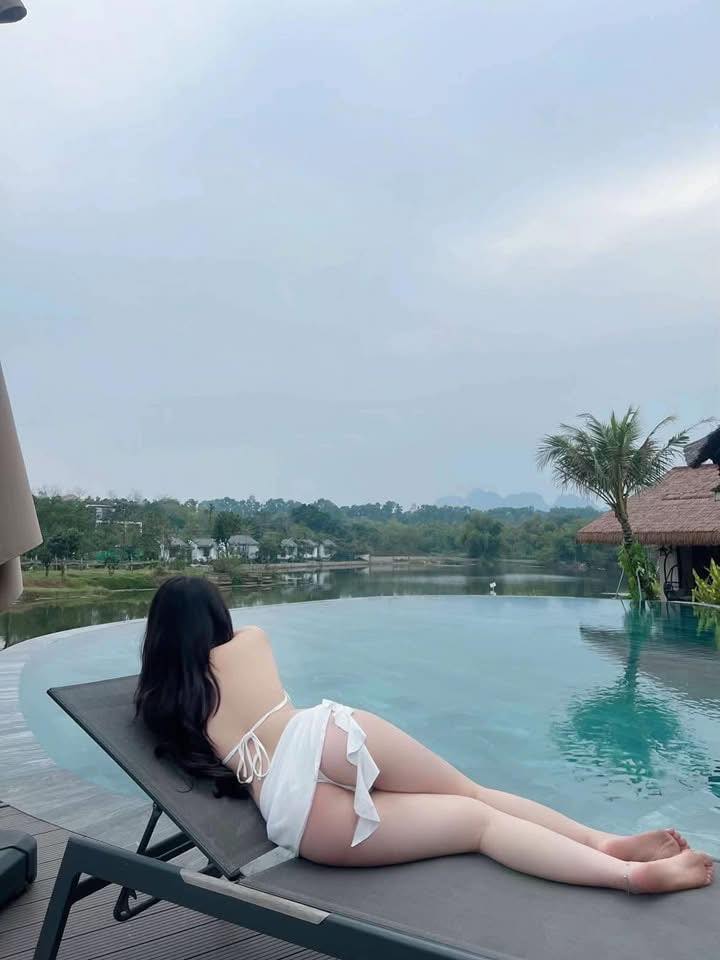 Ảnh gái đẹp diện bikini trắng khoe đường cong gợi cảm