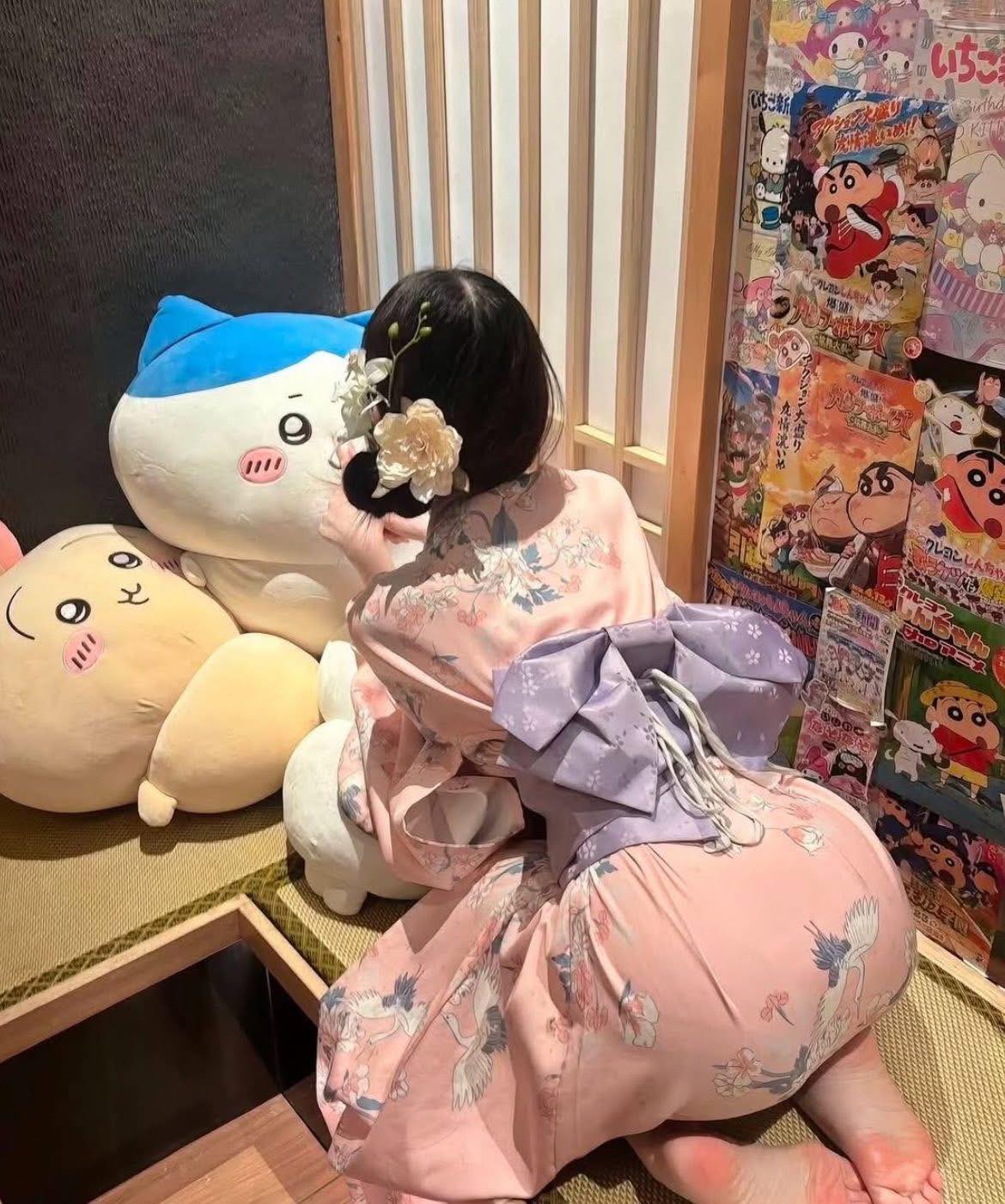 Màn khoe dáng đầy sexy với vòng 3 hoàn hảo của nàng mẫu