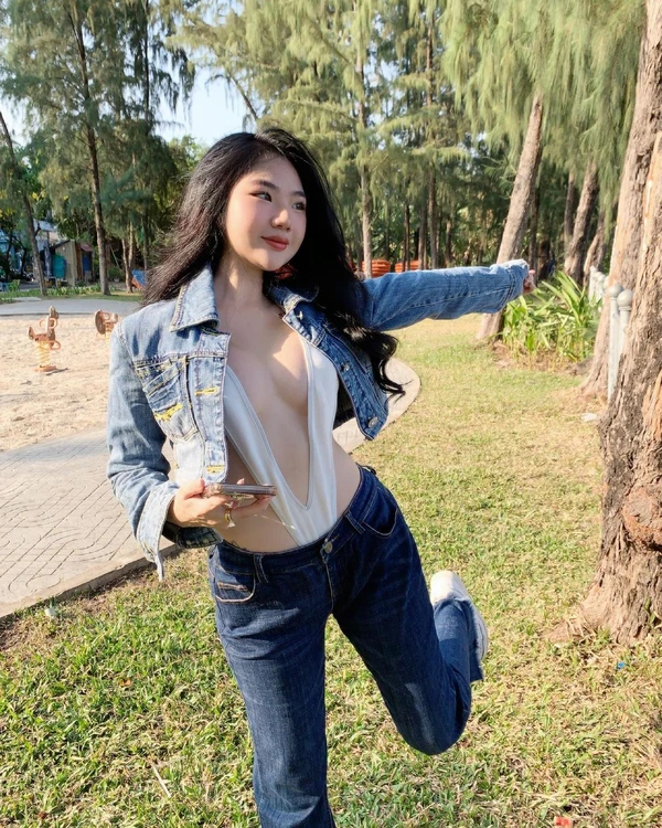 Ảnh em gái khoe ngực siêu căng