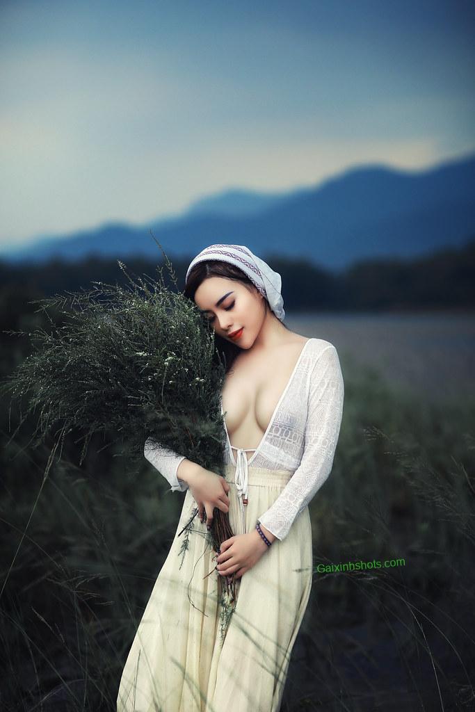 Hình gái xinh ngực to mặc bikini trên cỏ cực hấp dẫn