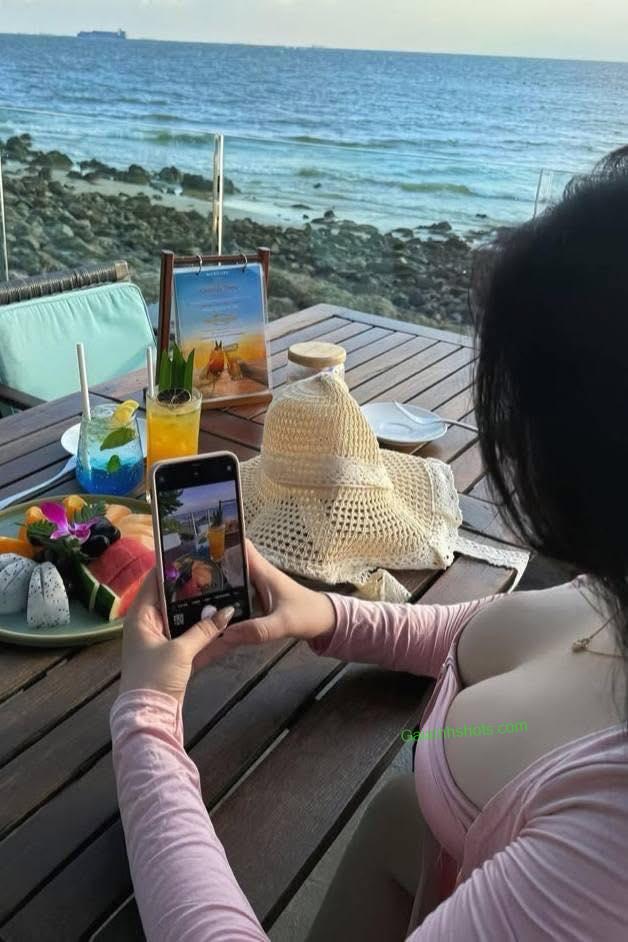 Ảnh Gái Vú To Gợi Cảm Khiến Người Xem Không Rời Mắt