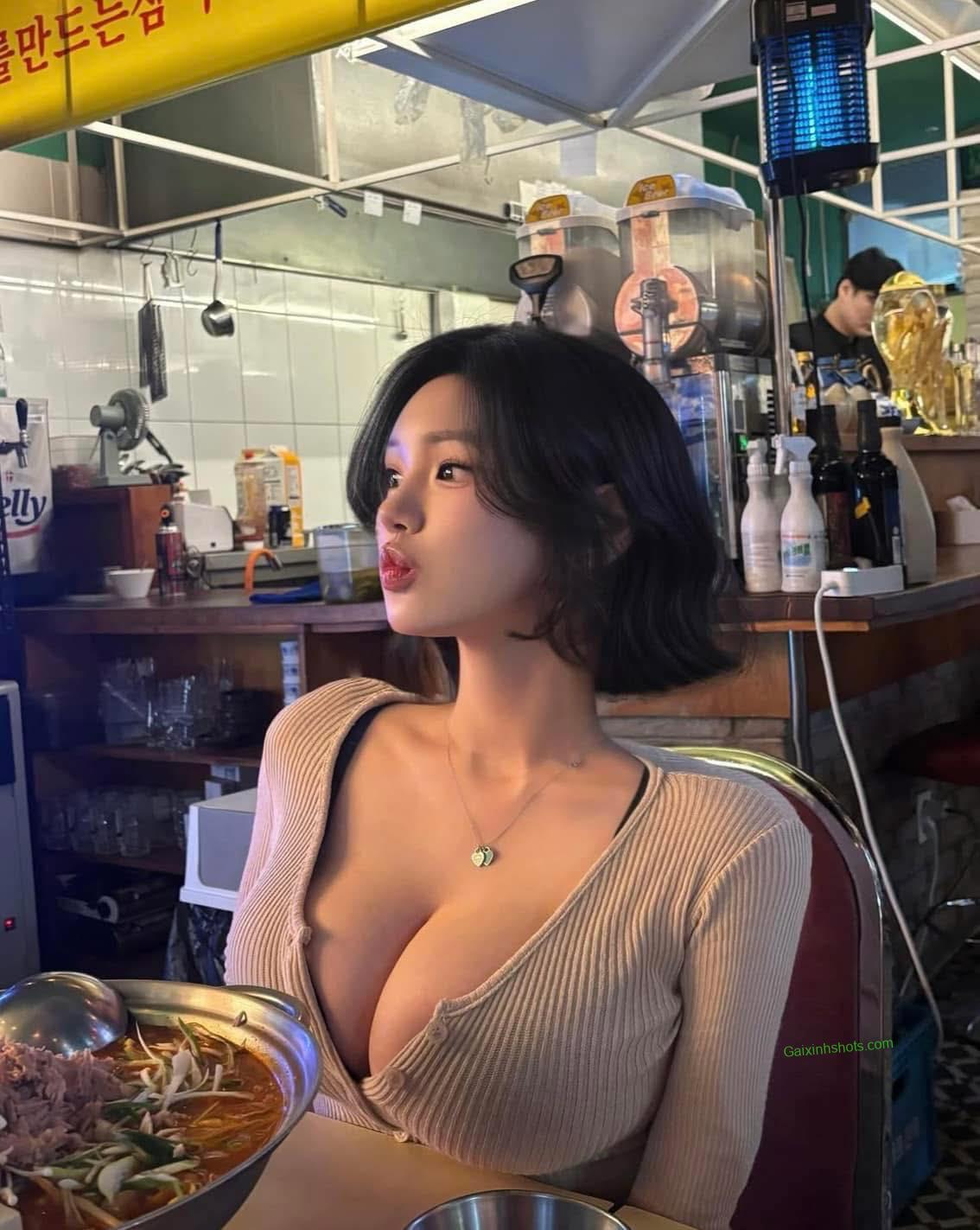 Người phụ nữ xinh xắn với cặp vú to tròn