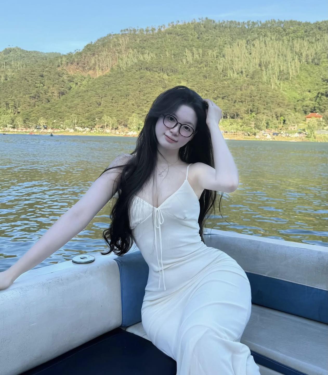 Ảnh Gái Xinh Tóc Dài Chuẩn Nàng Thơ Khiến Tim Xao Xuyến