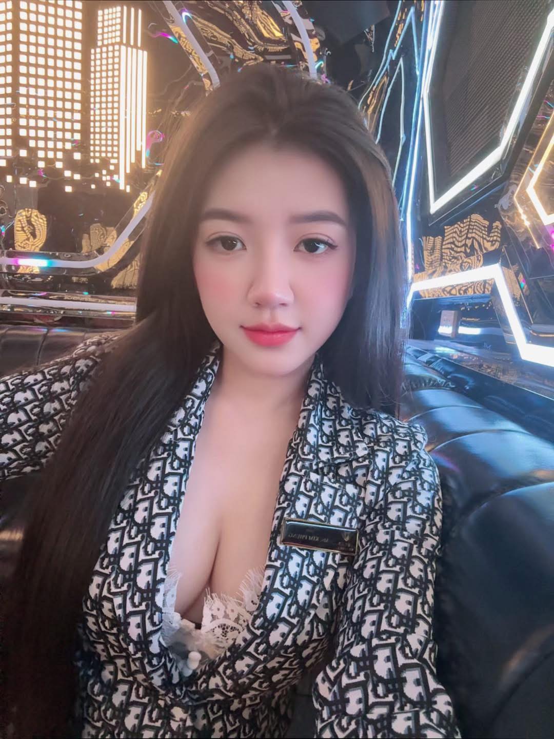 Ảnh Gái Đẹp Tóc Dài Đeo Kinh Siêu Cute Dễ Thương