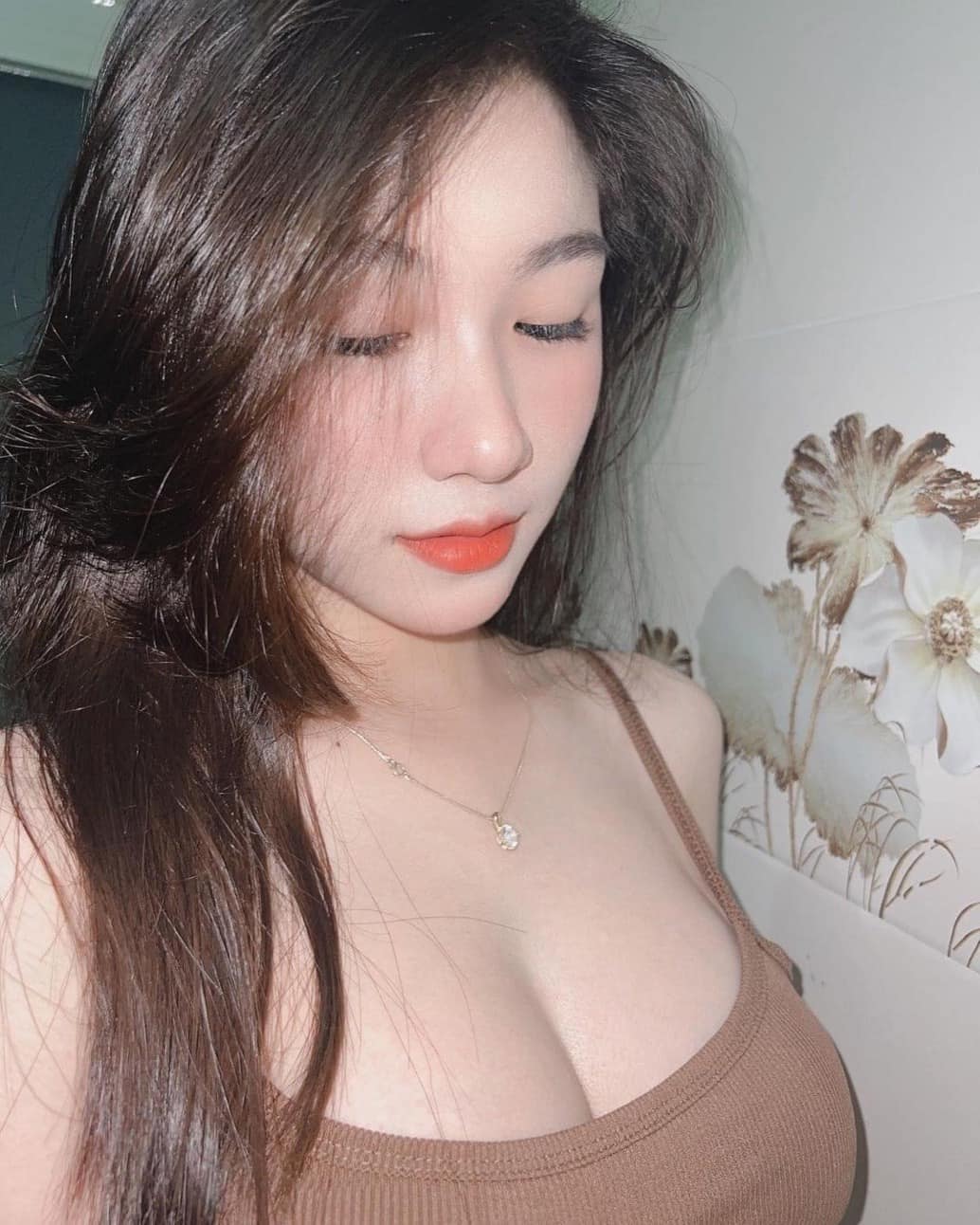 Ảnh gái xinh tóc dài đeo kính đẹp - xinh nhất